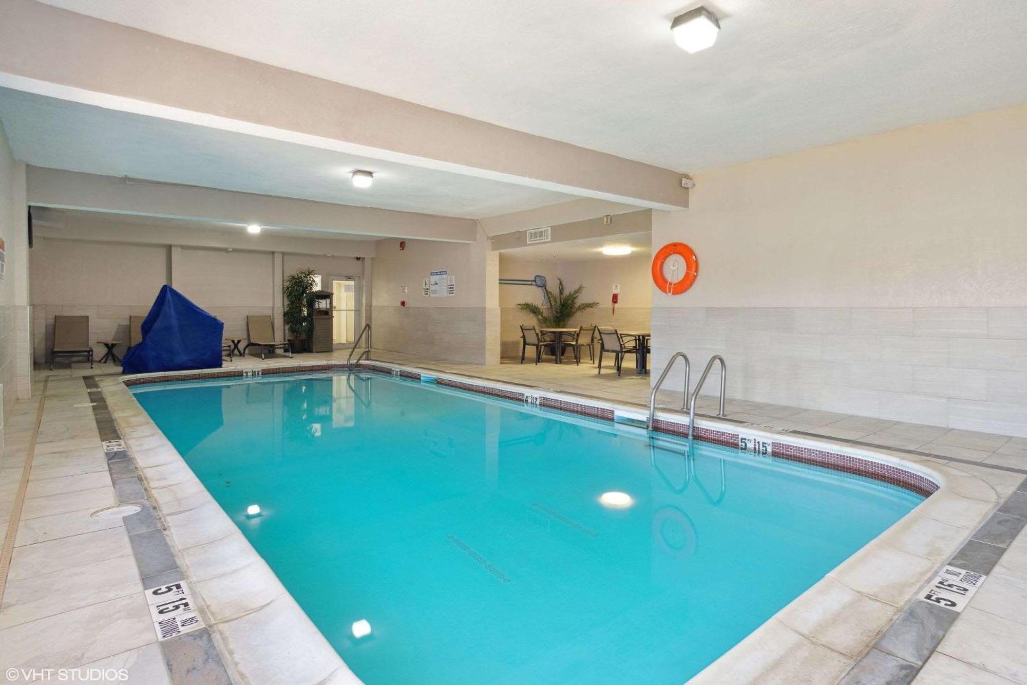 Quality Inn & Suites Morgantown - University Area Dış mekan fotoğraf